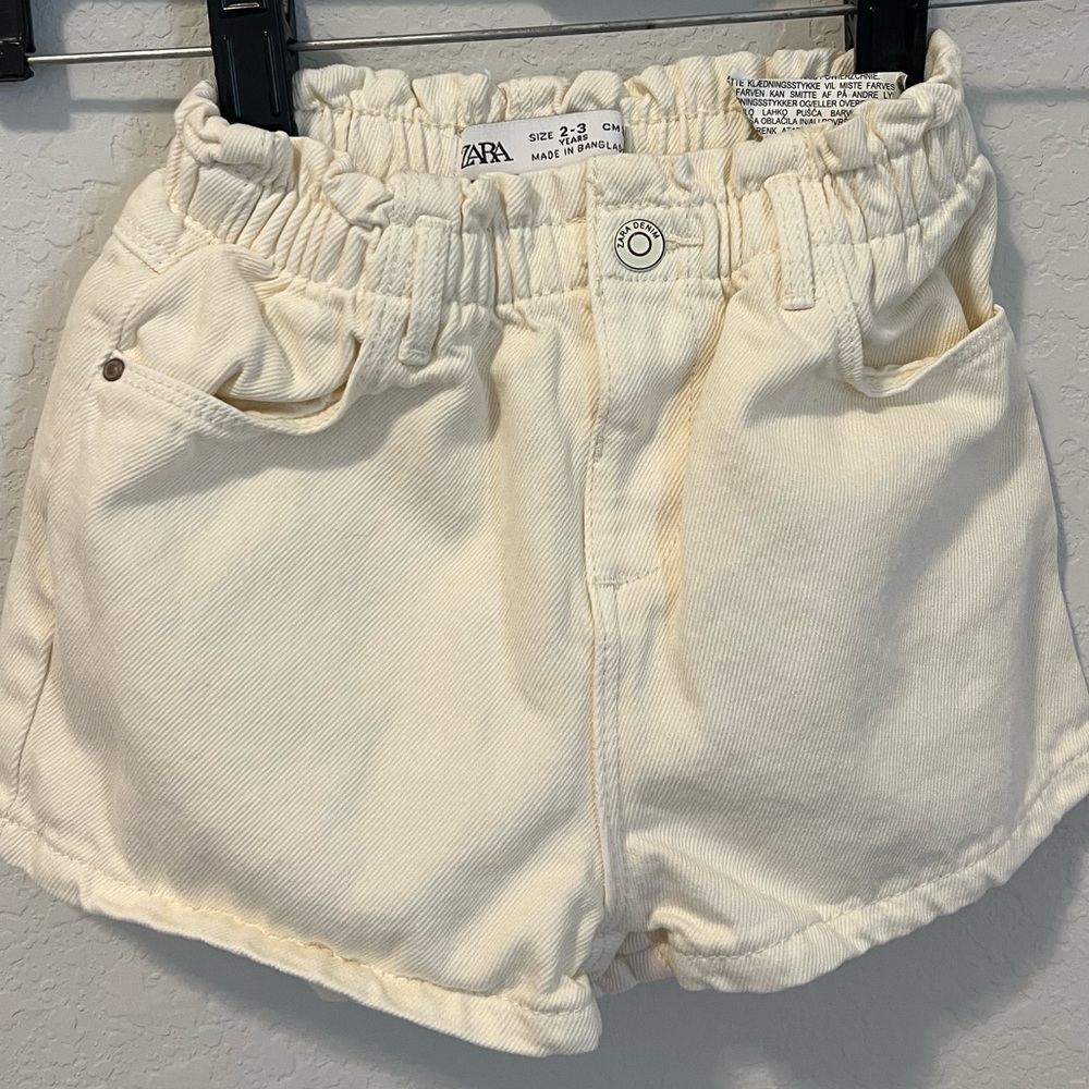 Zara / 2-3 T / Cream Jean Shorts